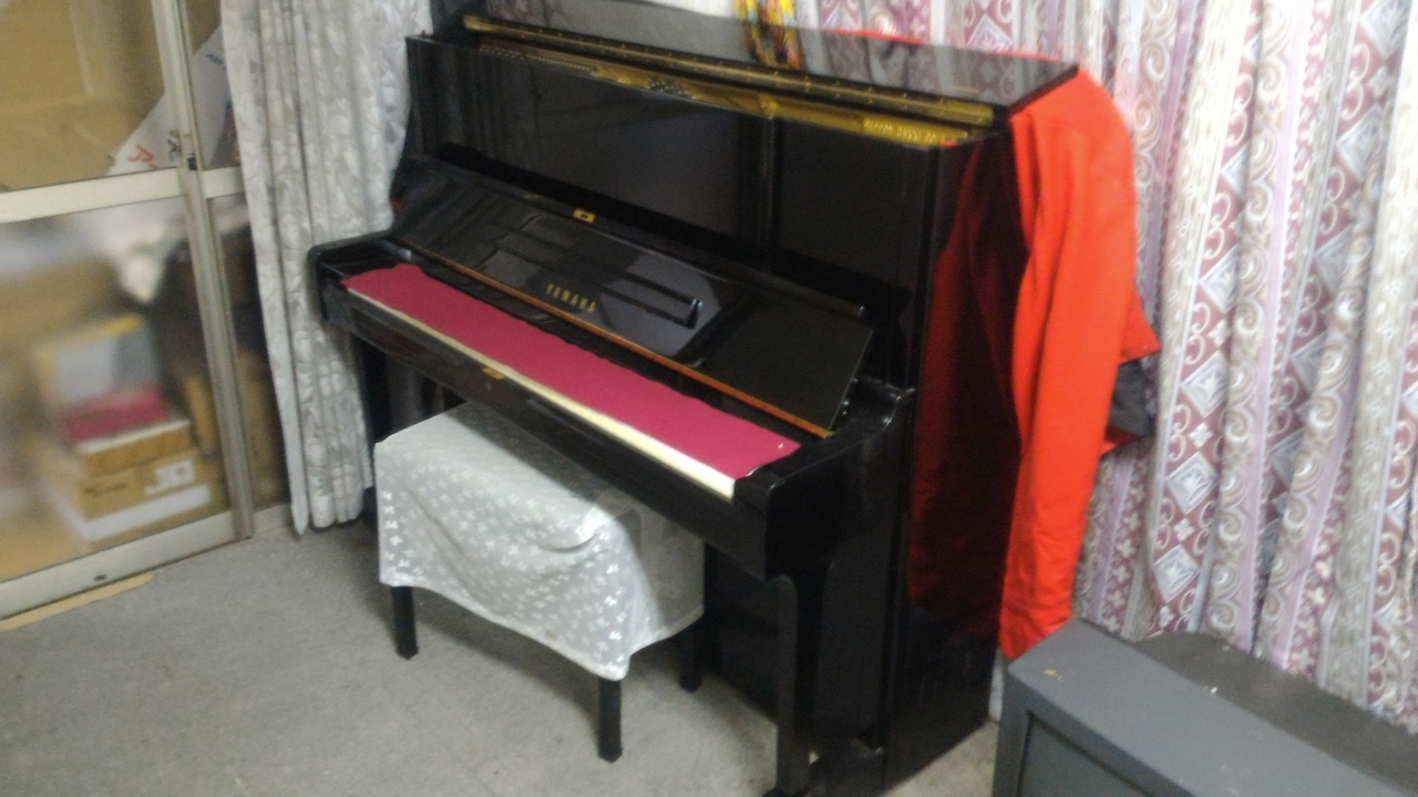 遺品整理　古いピアノ